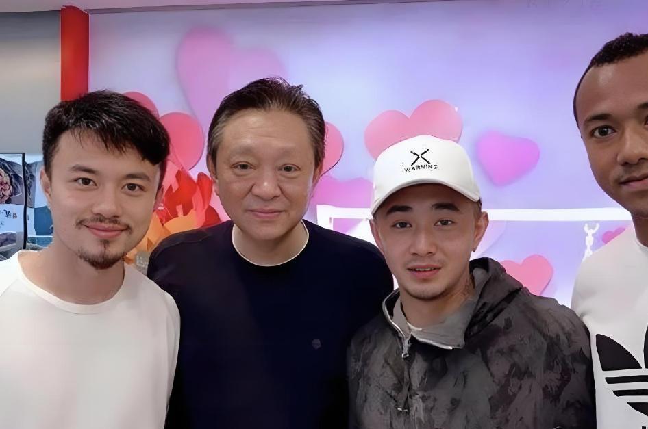 百家乐官网-阿德阿庆原来都是球迷！出席上海高中足球联赛，年近70又获新身份
